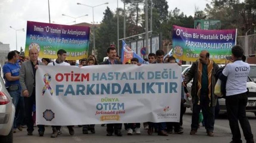 Otizme Dikkat &Ccedil;ekmek I&ccedil;in Y&uuml;r&uuml;d&uuml;ler