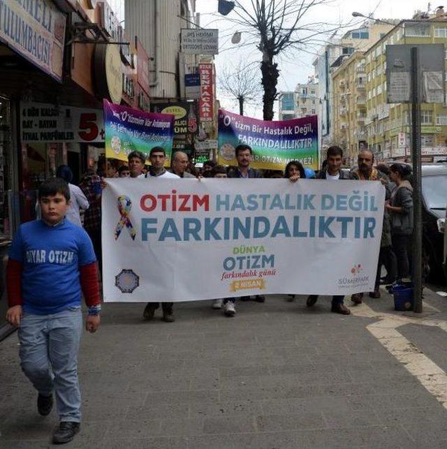 Otizme Dikkat Çekmek Için Yürüdüler