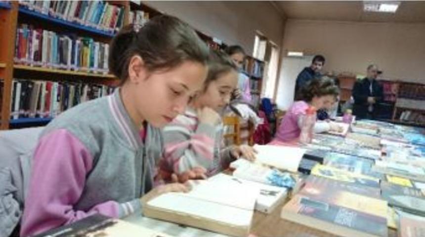 &Ouml;ğrenciler Kitap Okudu