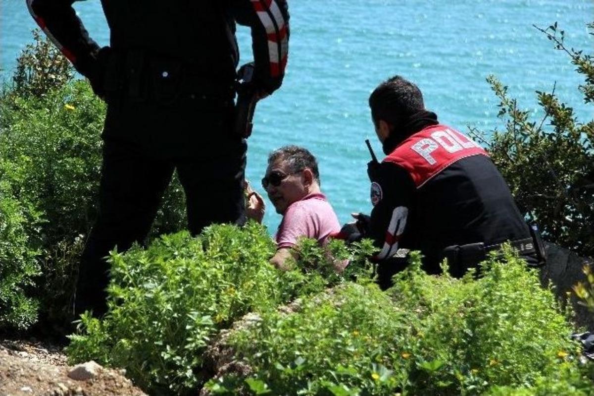 Polisin Son Saniye Hamlesi &Ouml;l&uuml;mden Kurtardı