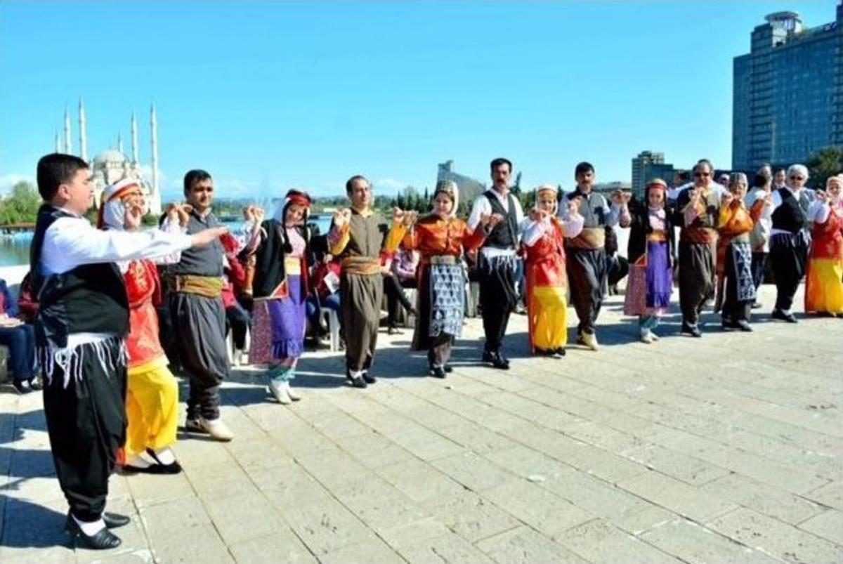 Adanalılar Taşk&ouml;pr&uuml;&rsquo;de Kitap Okumanın Keyfini &Ccedil;ıkardı