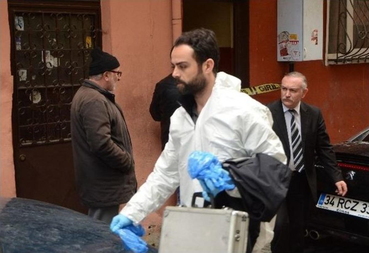 Uzman &Ccedil;avuş Evinde İntihar Etti