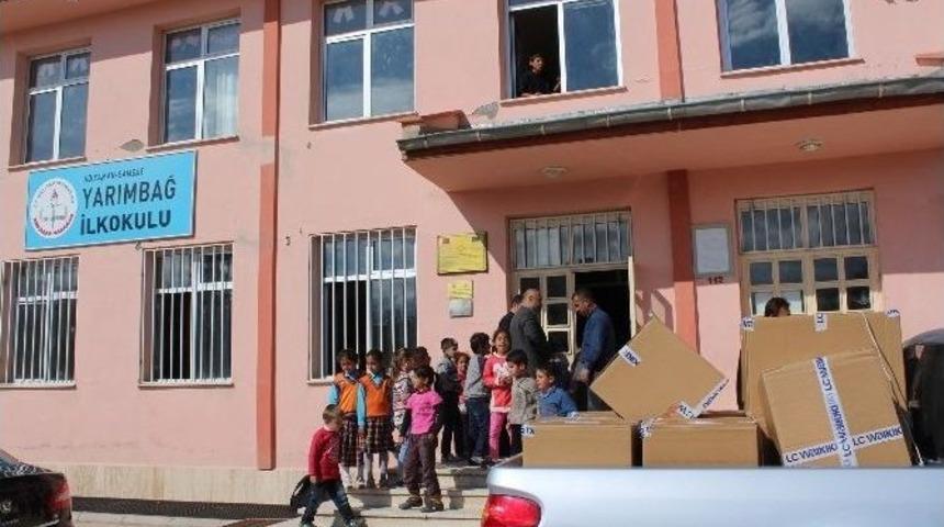 Samsat&rsquo;taki K&ouml;y &Ccedil;ocuklarına Giyim Yardımı Yapıldı