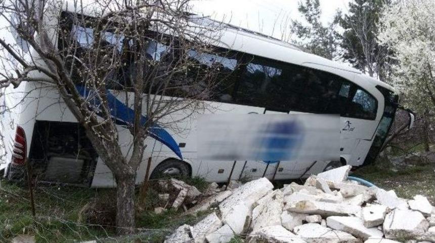 Karab&uuml;k&rsquo;te Yolcu Otob&uuml;s&uuml; Yoldan &Ccedil;ıktı