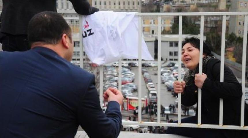 &Ccedil;ocuğunu Tedavi Ettirmek Isteyen Anne, Hastane &Ccedil;atısında Intihar Etmek Istedi