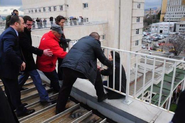 Çocuğunu Tedavi Ettirmek Isteyen Anne, Hastane Çatısında Intihar Etmek Istedi