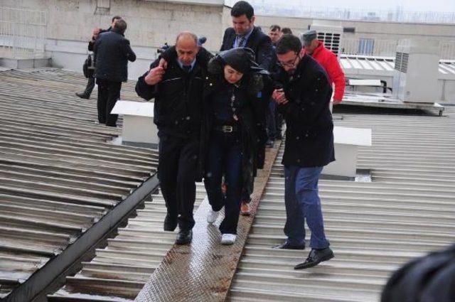 Çocuğunu Tedavi Ettirmek Isteyen Anne, Hastane Çatısında Intihar Etmek Istedi