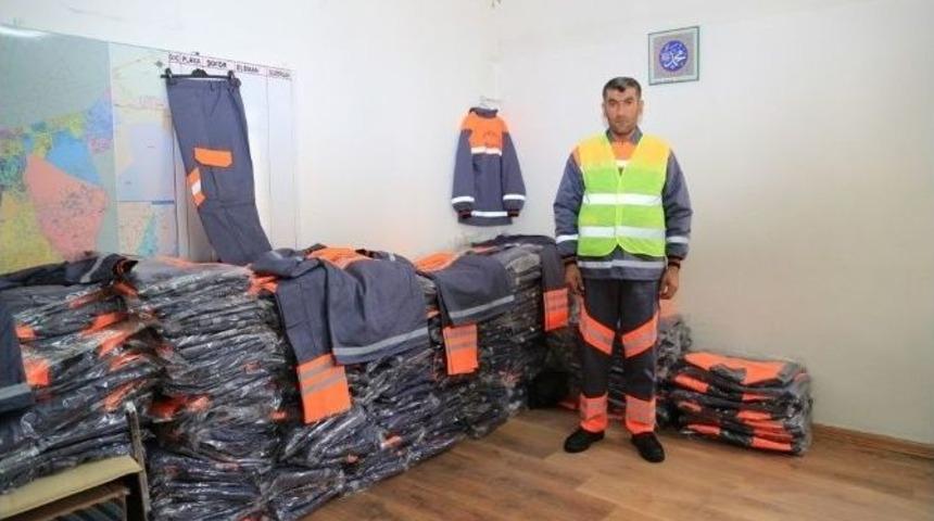 Temizlik Ve Park Bah&ccedil;eler De &Ccedil;alışanlara Yazlık İş Elbisesi Ve Sağlık Malzemesi