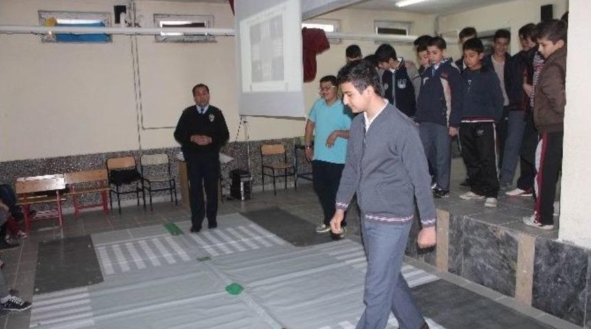 Okullarda Trafik Dedektifliği Eğitimleri S&uuml;r&uuml;yor