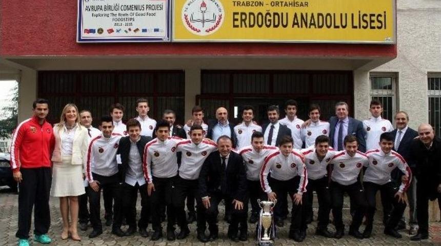 D&uuml;nya Kupası &Ouml;ncesi Şampiyon Liseye Destek