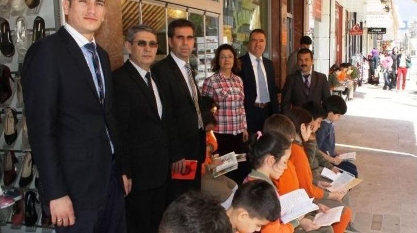 İzmir&rsquo;de &Ouml;ğrenciler Kaldırımlarda Kitap Okudu
