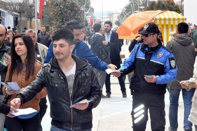 Polis, Öğrencilerle İş Birliği Yaparak Vatandaşları Bilgilendirdi