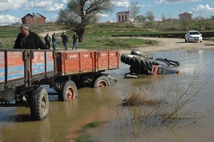 Traktör Nehre Düştü: 2 Yaralı G1