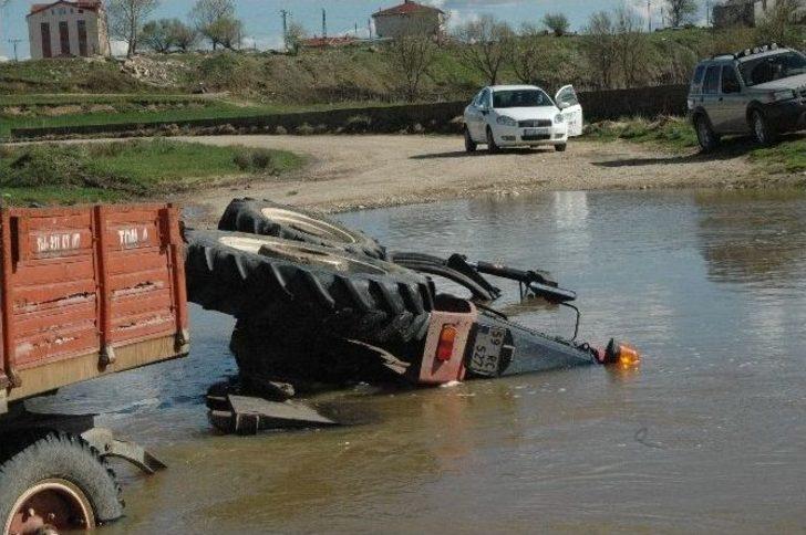 Traktör Nehre Düştü: 2 Yaralı G2