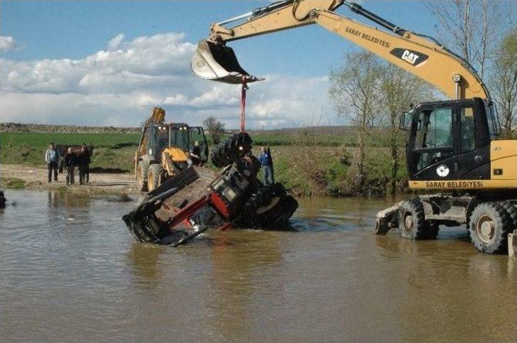 Traktör Nehre Düştü: 2 Yaralı G3