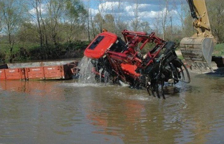 Traktör Nehre Düştü: 2 Yaralı G4