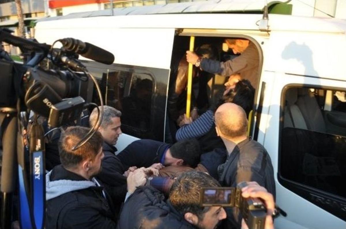 Ter&ouml;ristlerin &Ouml;l&uuml; Ele Ge&ccedil;irilmesini Protesto Edenler G&ouml;zaltına Alındı