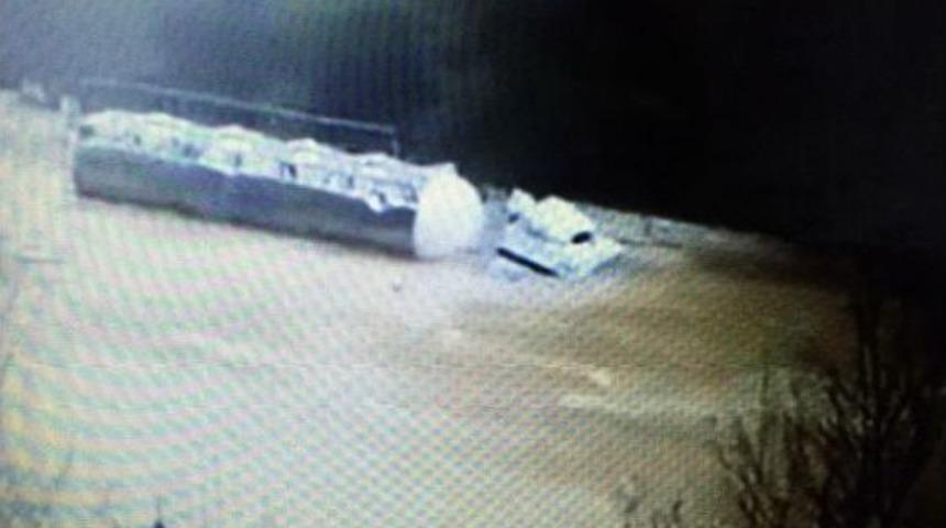 Irmağa U&ccedil;an Tır'ın S&uuml;r&uuml;c&uuml;s&uuml; Y&uuml;zerek Kurtuldu (2)