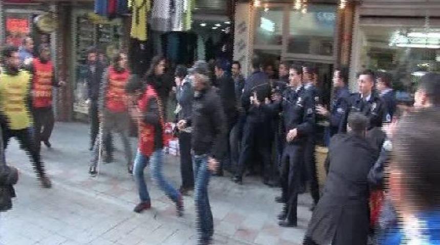 Saldırganı Lin&ccedil;ten Polis Kurtardı