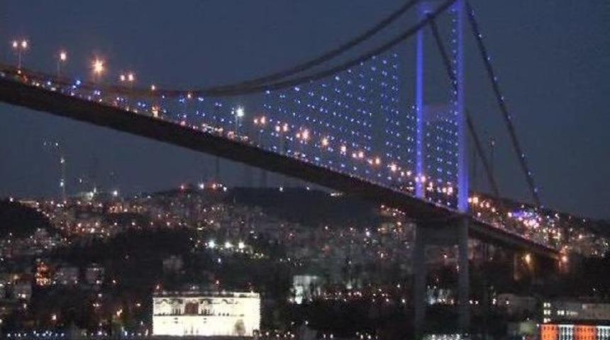 "otizm Farkındalık G&uuml;n&uuml;"nde Işıklar Mavi Yandı