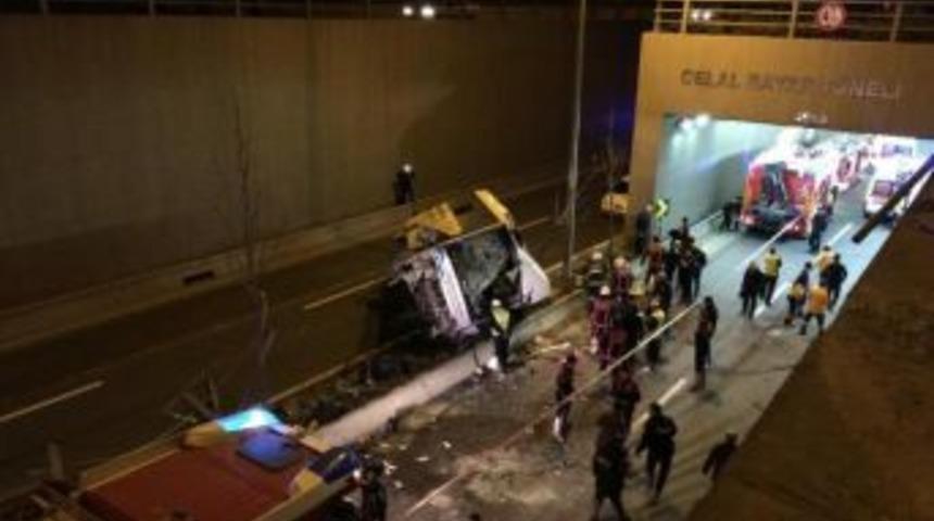 &Ouml;zel Halk Otob&uuml;s&uuml; K&ouml;pr&uuml;den U&ccedil;tu: 13 Yaralı