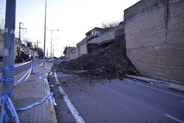 Yıkımına Hazırlanan İstinat Duvarı Çöktü