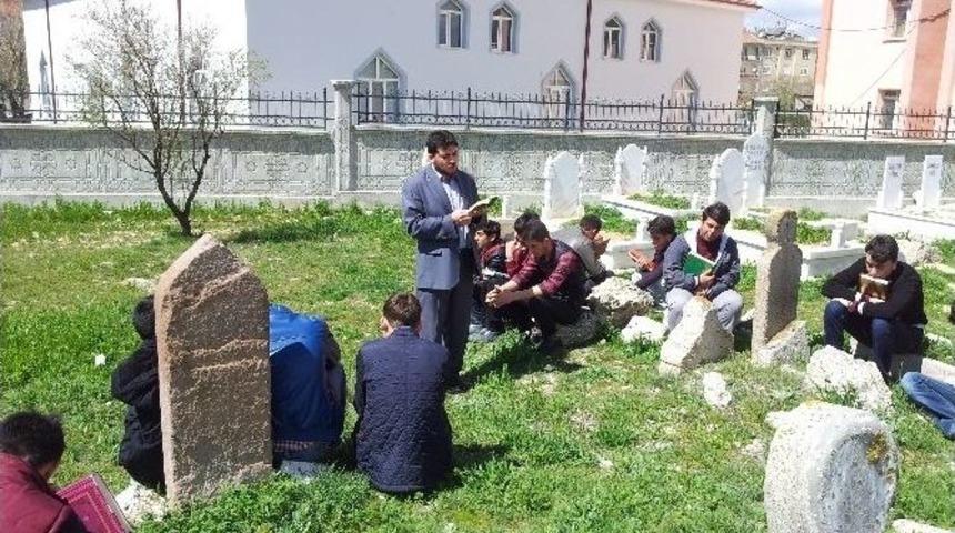 İmam Hatip &Ouml;ğrencilerinden &ldquo;son Durakta Son Kitabı Okuyoruz&rdquo; Etkinliği