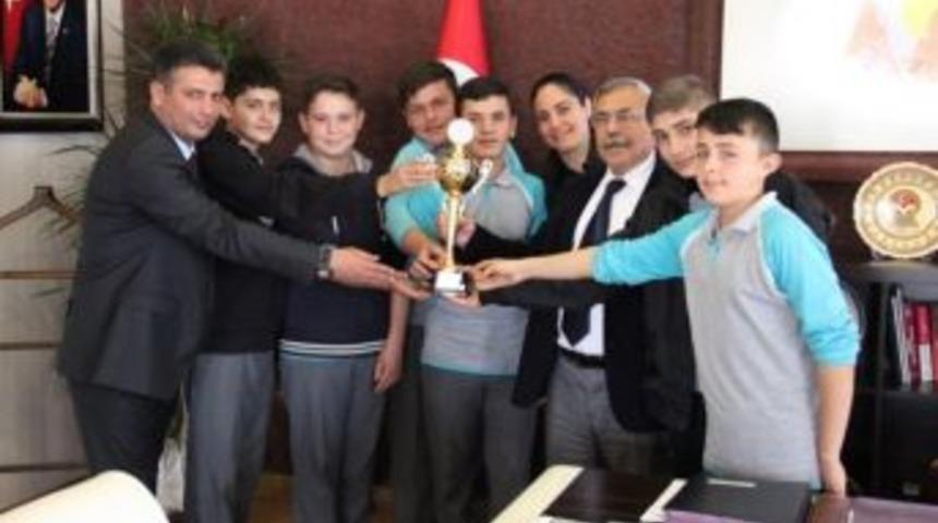 U&ccedil;hisarlı Şampiyon Hentbolculardan Başkan Karaaslan&rsquo;a Ziyaret