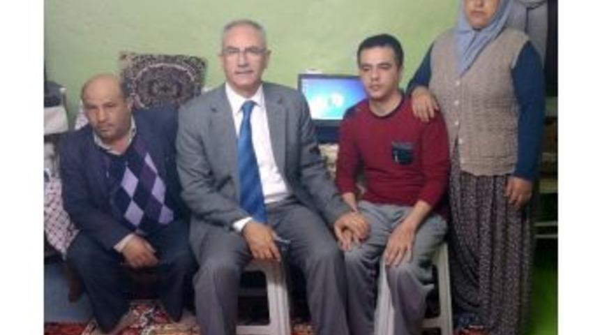 Başkan Kale, G&ouml;rme Engelli Genci Sevindirdi