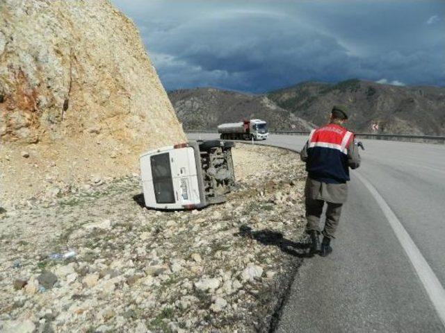 Minibüs Devrildi: 1 Yaralı