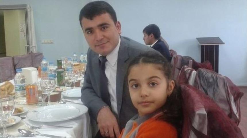 Vali &Ouml;zdemir &Ccedil;ok Okuyan &Ouml;ğrenciyi &Ouml;d&uuml;llendirdi