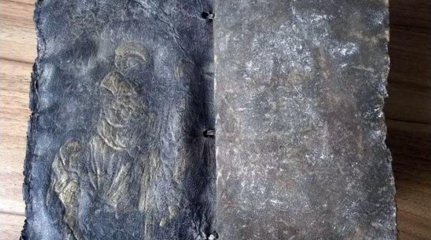 Balıkesir&rsquo;de Bin Yıllık İncil&rsquo;i Satmak İsteyen Şahıslar Yakalandı