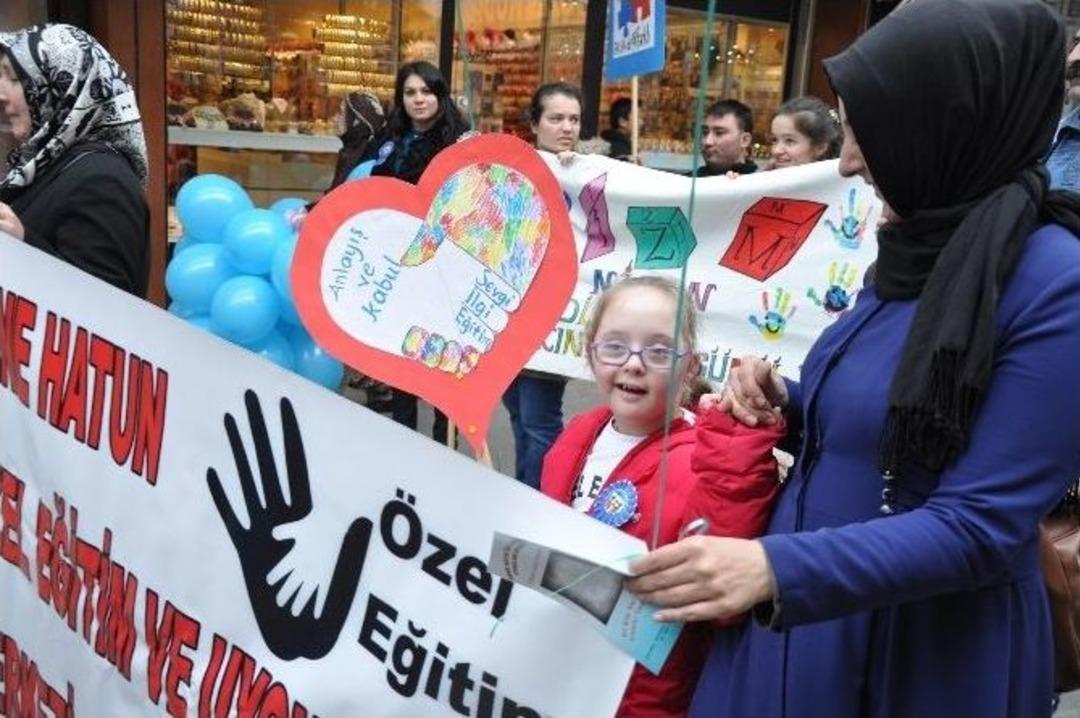 Hayatın Mavi Renkleri Farkındalık İ&ccedil;in Y&uuml;r&uuml;d&uuml;