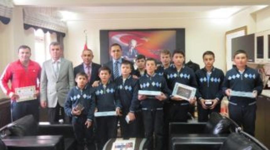 Başarılı Sporcular &Ouml;d&uuml;llendirildi