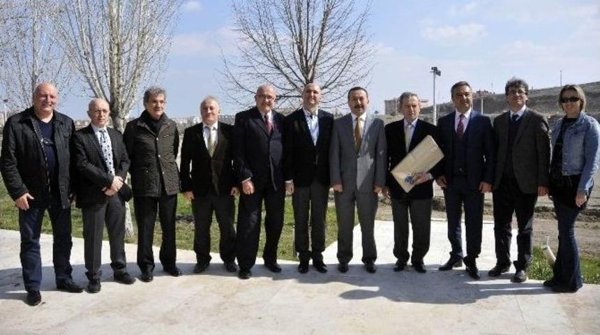 Tun&ccedil; &Ccedil;apa Sel&ccedil;uk&rsquo;un Binicilik Tesislerini İnceledi