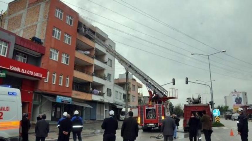 K&uuml;&ccedil;&uuml;k &Ccedil;ocuk &Ccedil;akmakla Oynarken Evi Yaktı