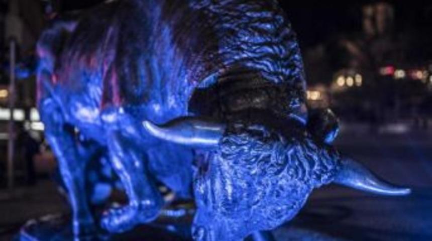 Kadık&ouml;y Boğa Heykeli  Otizmin Simgesi Mavi Işıkla Aydınlatıldı