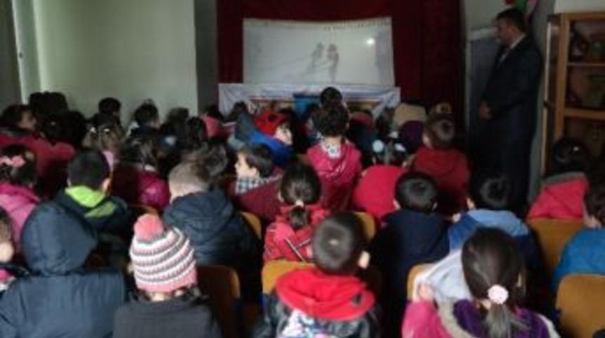 Minikler K&uuml;t&uuml;phaneyi Geziyor