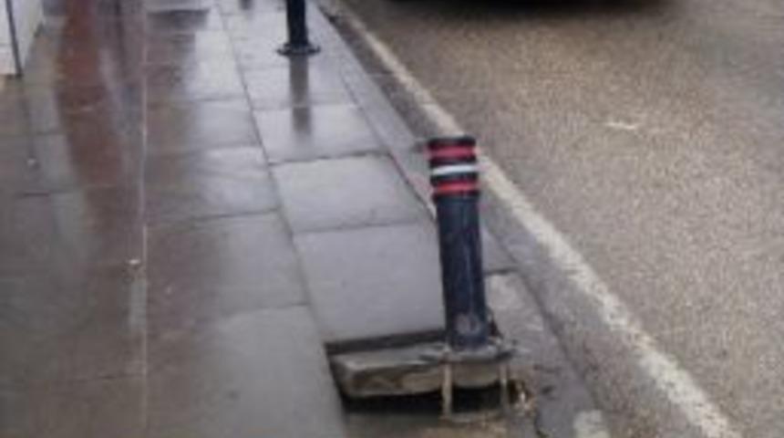 Kaldırımlara D&ouml;şenen Demir Dubalar Tahrip Ediliyor