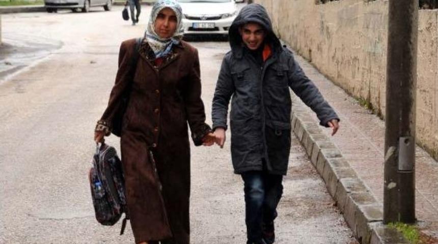 Engelli Oğlu Ile Birlikte Her G&uuml;n Okula Gidip Geliyor