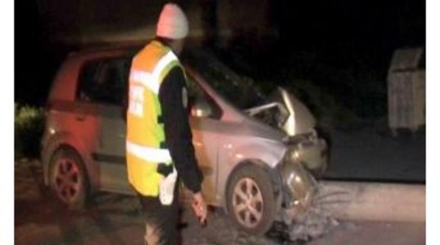 Otomobil Elektrik Direğine &Ccedil;arptı: 2 Yaralı