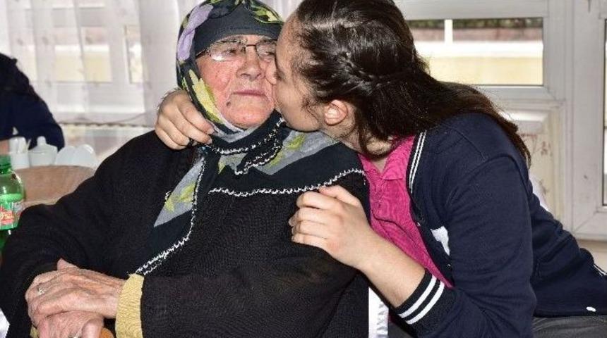 &Ouml;ğrencilerden Huzurevine Ziyaret