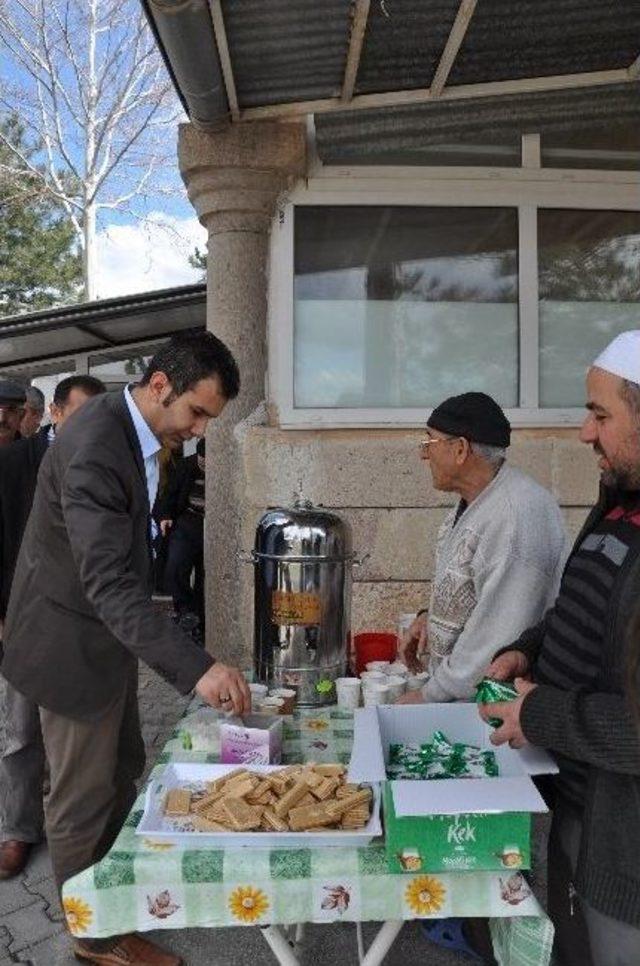 Namaz Çıkışı Cami Cematine İkram