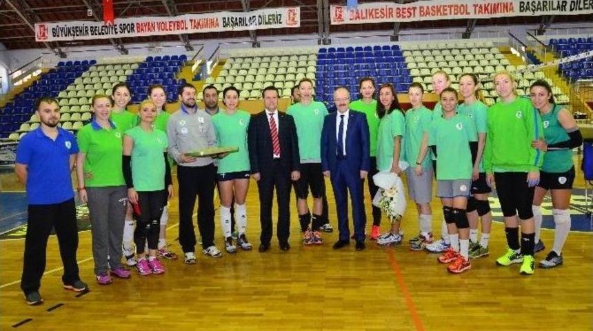Başkan Kafaoğlu&rsquo;ndan Voleybolculara Baklavalı Ziyaret