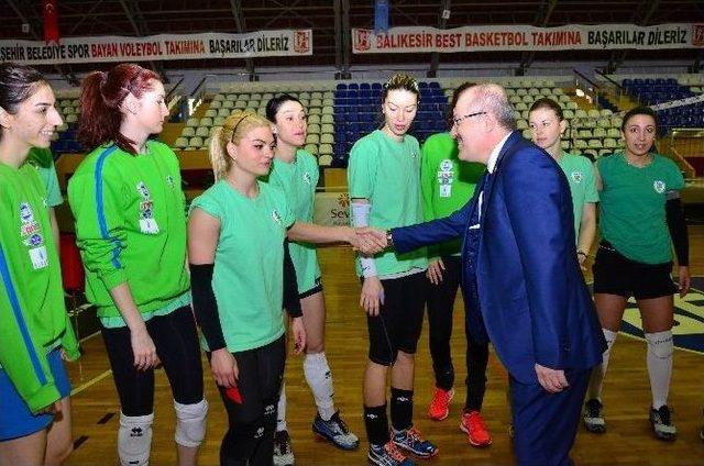 Başkan Kafaoğlu’ndan Voleybolculara Baklavalı Ziyaret