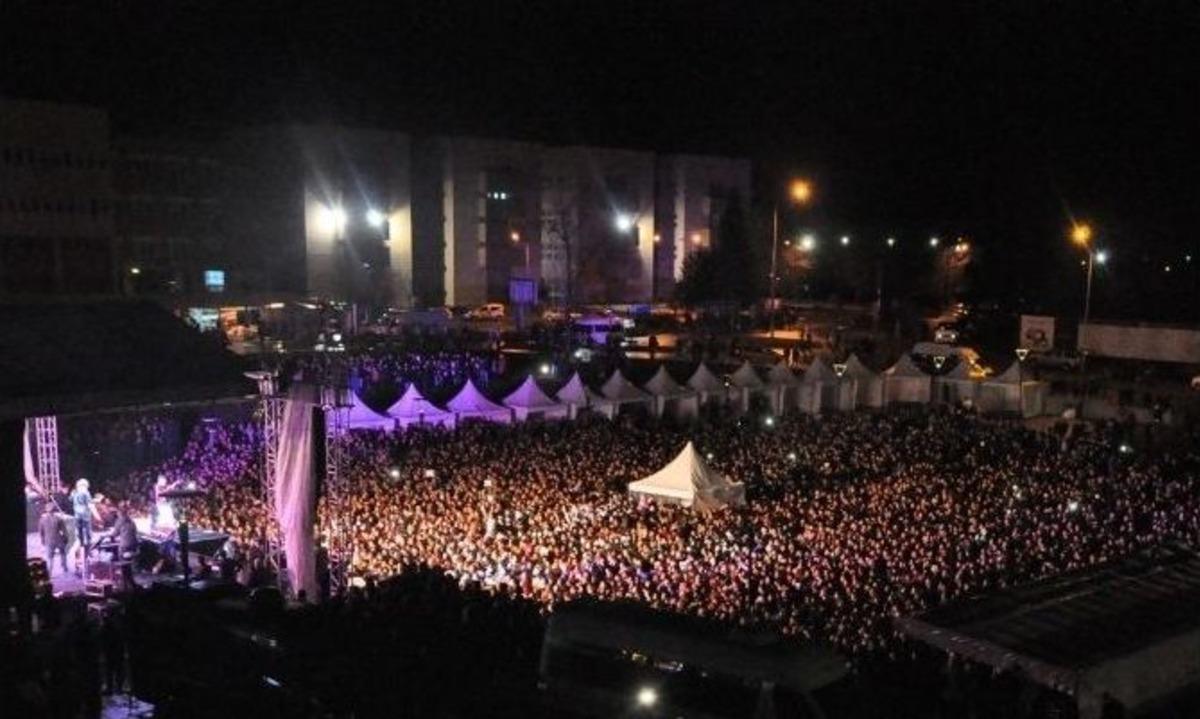 Mustafa Ceceli 40. Yılında Om&uuml;&rsquo;l&uuml; Gen&ccedil;leri Coşturdu