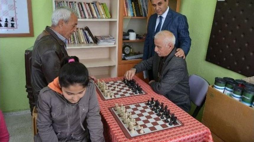 Kulu&rsquo;da 14 Okula Santran&ccedil; Seti Hediye Edildi