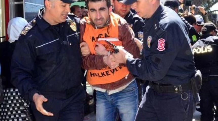 &Ccedil;anakkale'de Broş&uuml;r Dağıtan Halkevleri &Uuml;yelerine G&ouml;zaltı