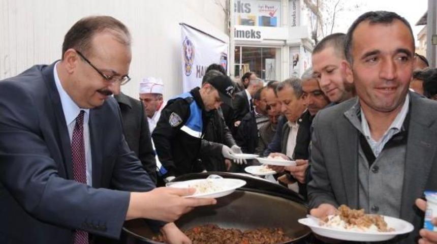 Hakkari Polisinden Kavurma Ve Pilav Ikramı