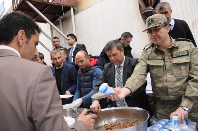 Hakkari Polisinden Kavurma Ve Pilav Ikramı